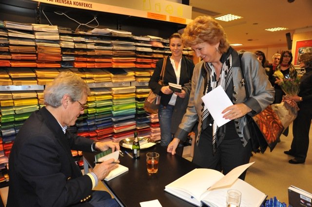 Pepper de Callier signing a book for Anna Hudáková, HR Director CZ & SK, Sanofi-Aventis